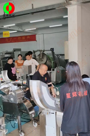 客戶來廠驗(yàn)收測試一批蔬果加工設(shè)備！